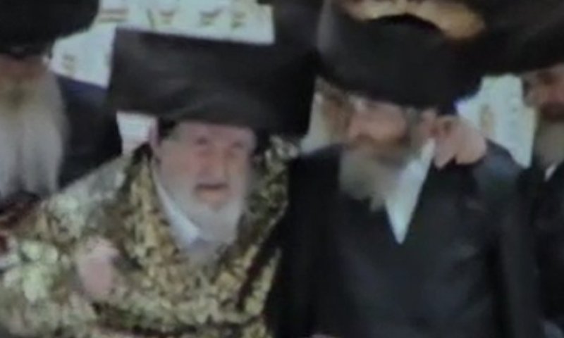 מחזה נדיר בויז'ניץ: האדמו"ר רקד עם ח"כ טסלר בשמחת בית השואבה