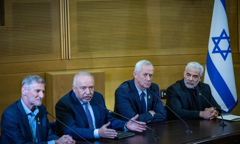 "מעל הליכוד": איזנקוט ולפיד מקדמים חיבורים פוליטיים