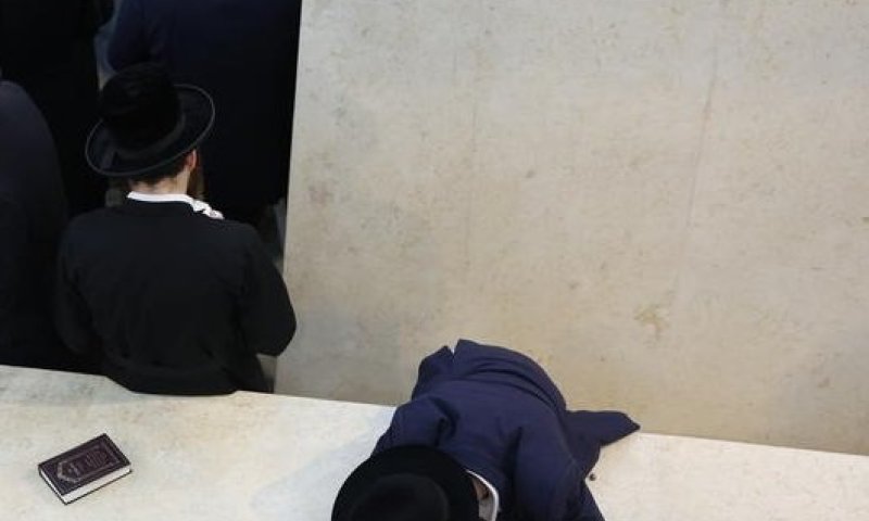 החתן התפרק בבכי על קבר אמו: "תחזרי בבקשה ותלווי אותי לחופה"