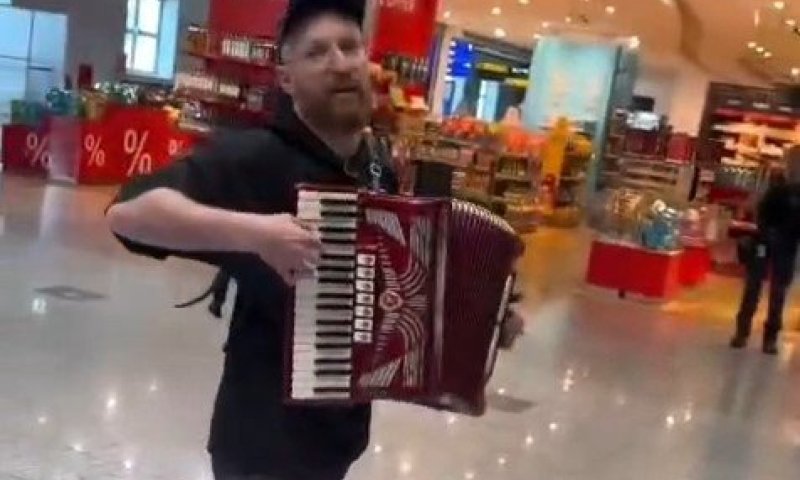 רגע הזוי ומשעשע בפרנקפורט: הבדיקה ביטחונית הסתיימה בהופעה מאולתרת - "תנגן בדבר החשוד הזה"