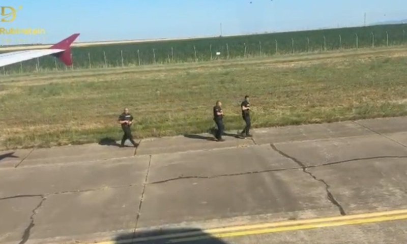 אנשי אבטחה באקדחים שלופים: תיעוד מהמטוס לישראל שבו הופעל קוד החירום