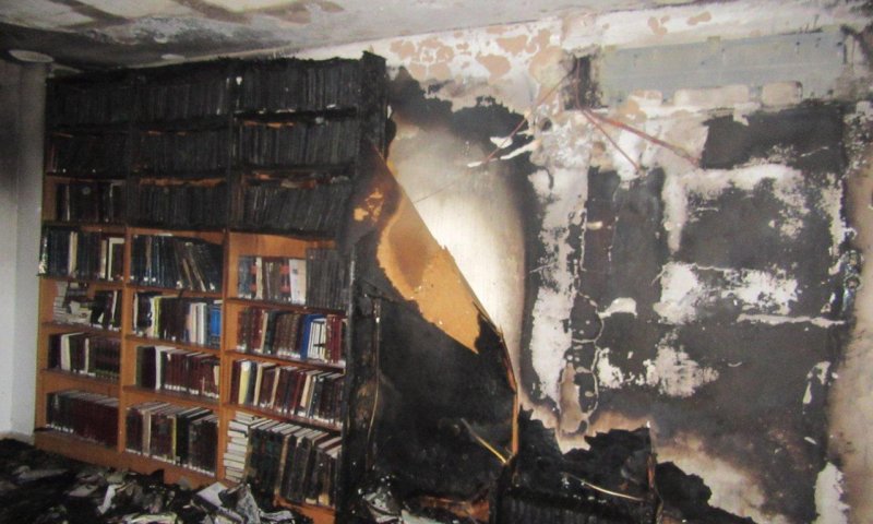 בית המדרש וארון הספרים מפויחים לאחר השריפה