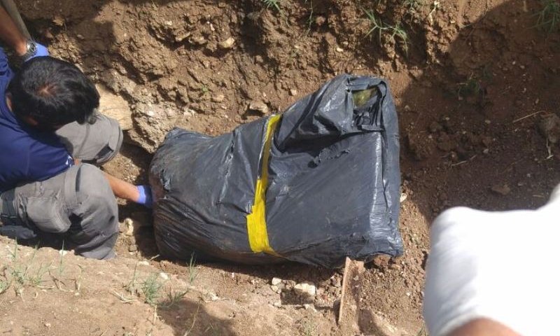 גופת המנוח מוצאת מהקבר בגינה. צילום: משטרת ישראל