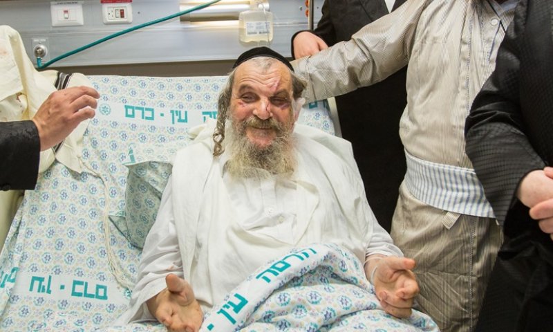 ר' פסח קרישבסקי בבית החולים, לאחר הפיגוע הנורא (יונתן זינדל, פלאש 90)