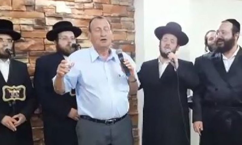 רון חולדאי על הבמה