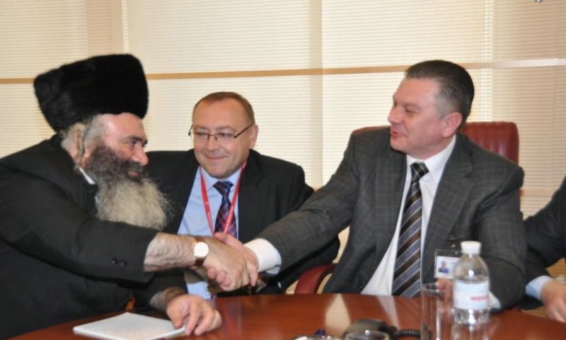 הרב מאיר נחמן אלחדד עם ראש עיריית ויניצה 