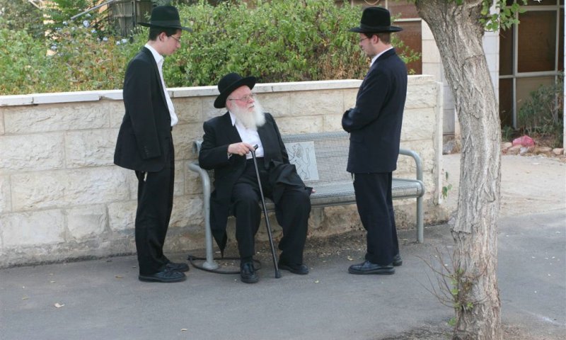 עם תלמידיו בגבעת סלבודקא בבני-ברק