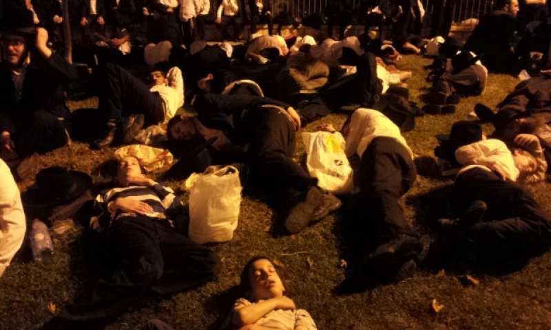 ישנים על הדשא בכניסה לירושלים