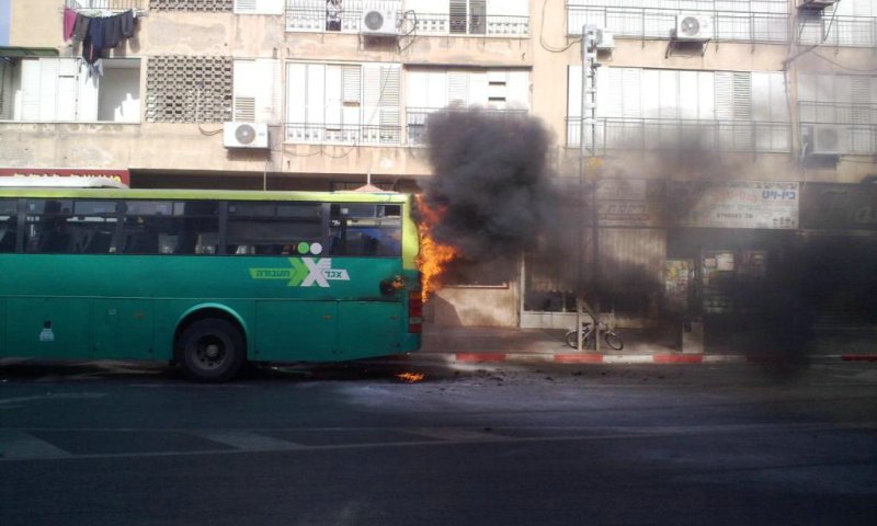 האוטובוס הבוער. צילום: עוזי ברק - חדשות 24