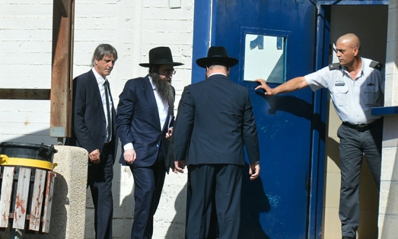 הרב פינטו בפתח בית הכלא. צילום: פלאש 90