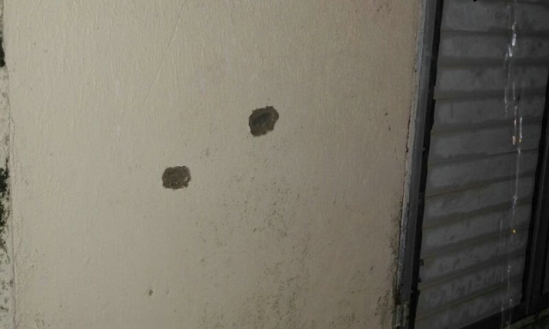 סימני הירי על קיר הבית בו הסתתר המחבל