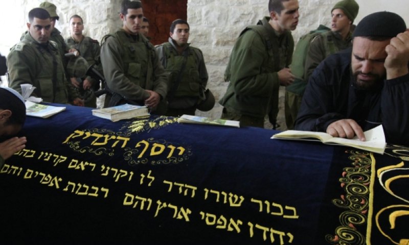 חסידי ברסלב וחיילים מתפללים בקבר יוסף בשכם, צילום: פלאש90