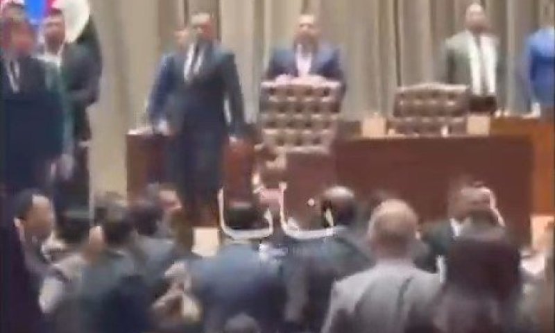 עיראק: הוקמה ממשלה חדשה בראשות עלי א-זיידי; מהומה פרצה בפרלמנט