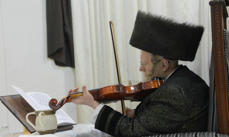 הרבי מקרעטשניף מנגן בכינור.צילום: שוקי לרר