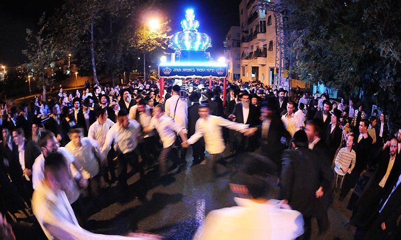 ריקודי השמחה ברחובה של עיר. צילום: ישראל ברדוגו