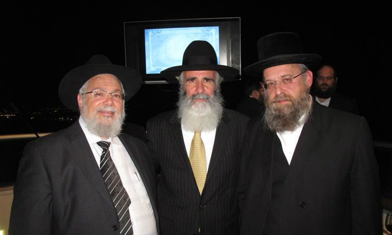 הרב פנחס בוכנר (מימין) במרכז הרב ישראל חן, וראש העיר אלעד, יצחק עידן