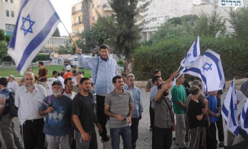 מצדיעים מתחת לגשר המייתרים. מנחם הלוי