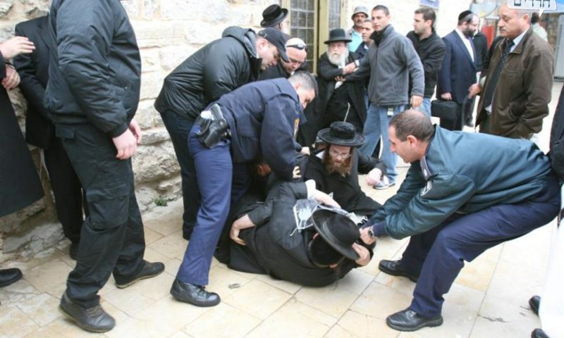 המהומות הבוקר בציון הרשב"י בחצר האחורית. צילומים: פיני רוזן