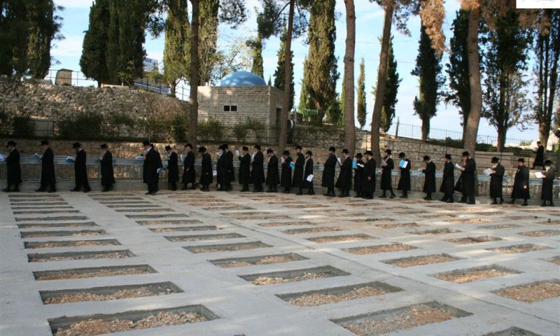 חונכים את בית הקברות. צילום: יודי מילר