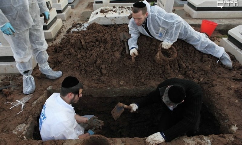 המתנדבים בשעת הוצאת הגופה. צילום: יעקב נחומי