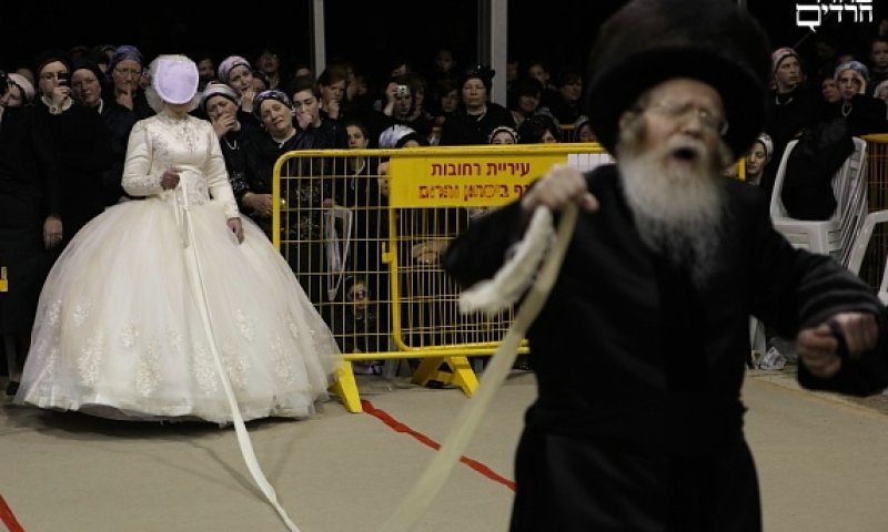 האדמו"ר בריקוד עם הנכדה. צילום: יעקב נחומי