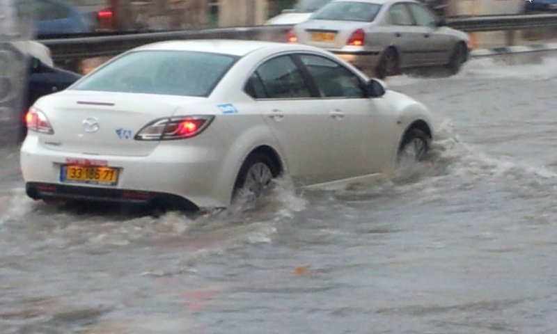 גשם בבני ברק. צילום: אברהם רוטלוי