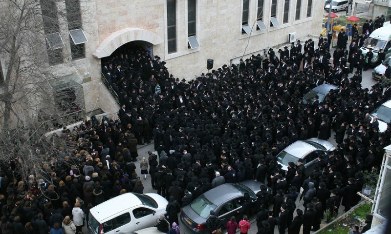 ההספדים בפתח בית המדרש 'אהבת תורה' בירושלים. צילום: בחדרי חרדים