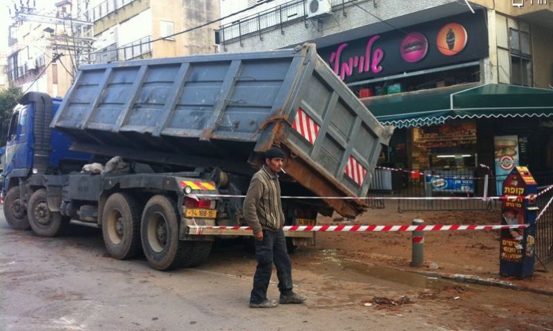 המשאית כמעט הפוכה. צילום: בחדרי חרדים