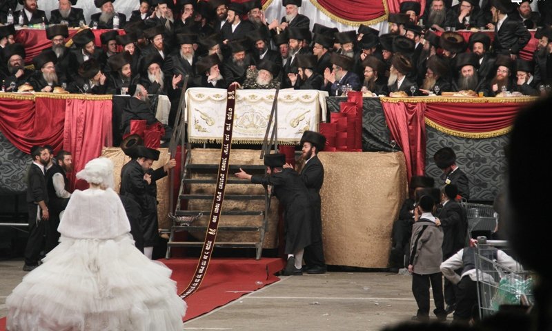 האדמו"ר מויז'ניץ ב'מצוה טאנץ'. צילומים: יעקב כהן