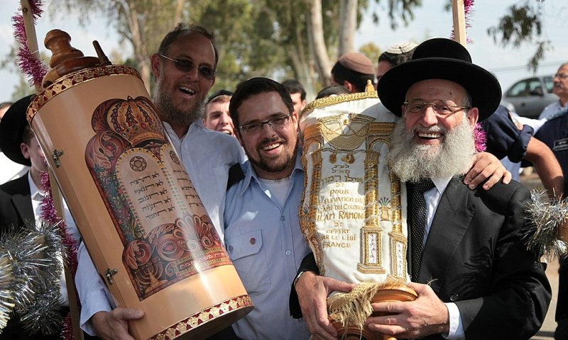 הגאון רבי ראובן אלבז בתהלוכה. צילום: אליהו קובין 