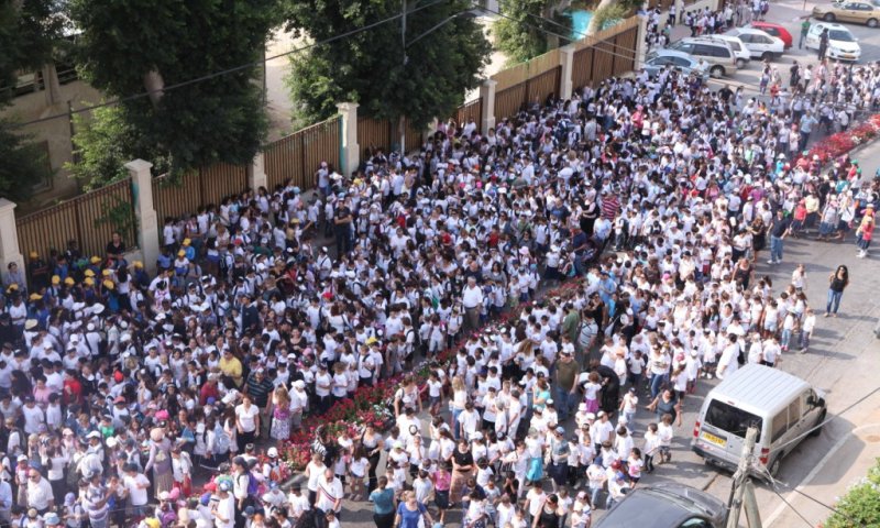 ילדי רחובות בתהלוכה. צילום: בחדרי חרדים