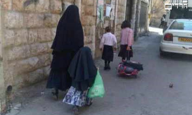 'אמא טאליבאן' במאה שערים. צילום: בחדרי חרדים