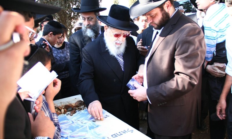 הגר"ע יוסף על קבר רעייתו בסנהדריה