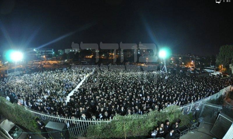 האלפים במעמד החופה. צילום: משה גולדשטיין