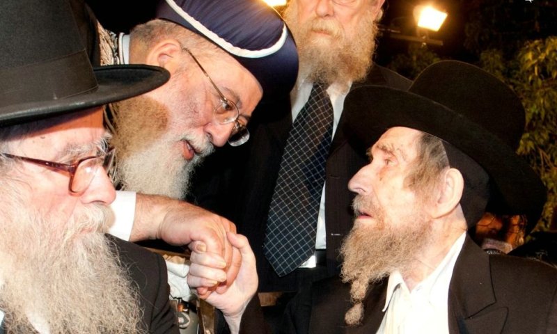 הרב שטינמן והרב עמאר בעצרת. צילום: בחדרי חרדים