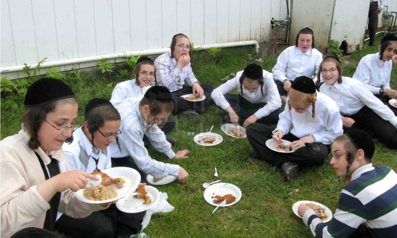 הילדים בהפסקת אוכל בקעמפ