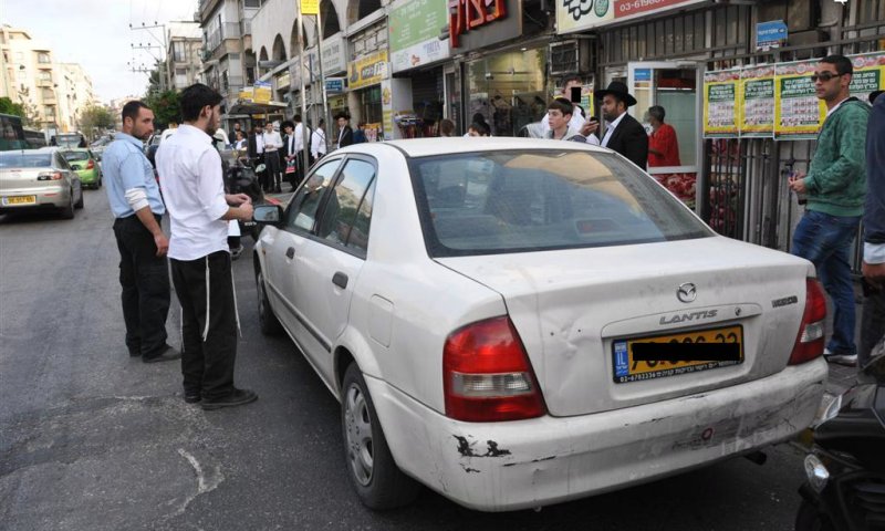 הרכב שזרק את הפשקווילים ופקחי עיריית בני ברק. צילום: עוזי ברק