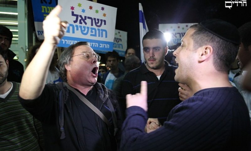 המהומות, הערב בתל-אביב