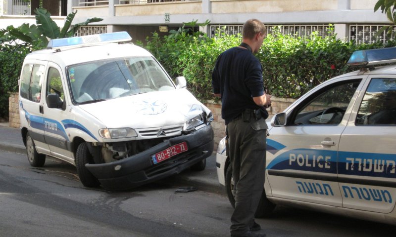 השוטר הנבוך והניידת שהתגייסה לעזרתו. צילום: בחדרי חרדים