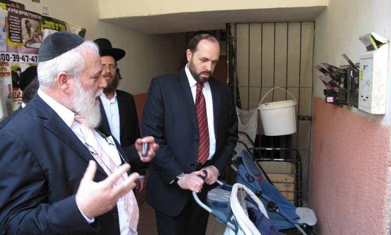אטיאס (מימין) עם ניסים דהן ואנשי ועדת הדיור בבני ברק