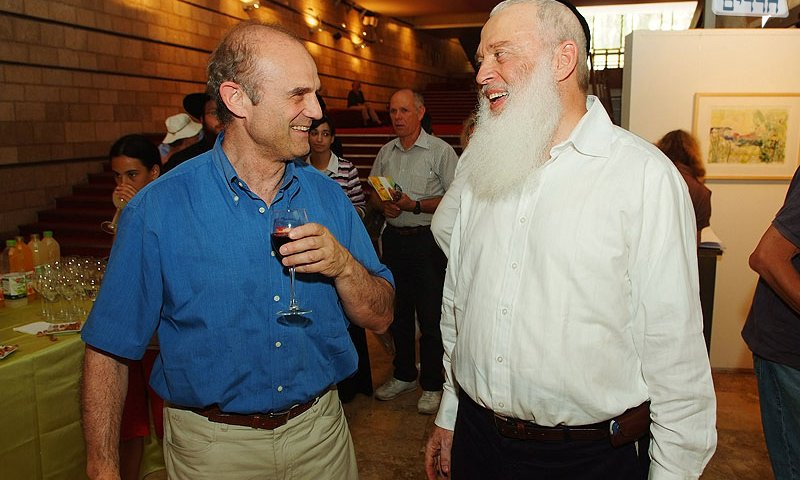 דוד גולן (מימין) עם אורח בתערוכה