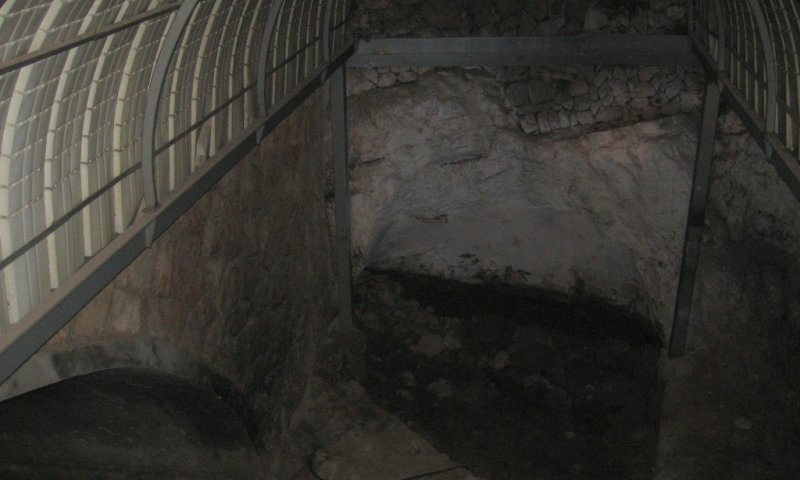 פתח המערה שנחשפה מתחת למבנה הציון