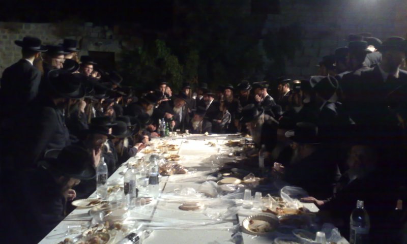 מאות בשולחנו הטהור של האדמור מלעלוב, אמש (צילום: צבי ירושלמי)