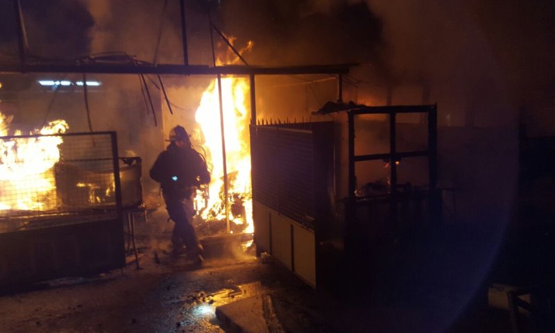 האש בבית ישראל. צילום: דוברות כבאות והצלה ירושלים