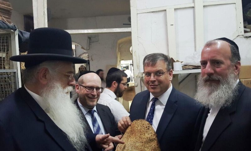 הקונסוך, פרוש ודייטש במאפיית המצות 