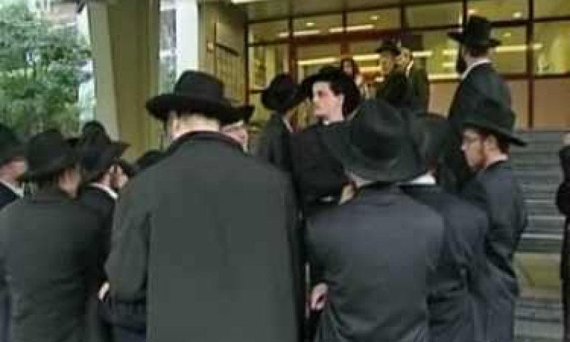 תלמידיו של הרב גורביץ מחוץ לבית החולים. צילום: שטורעם נט