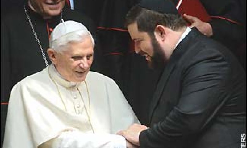 האפיפיור עם הרב נפתלי טייטלבוים בקולון