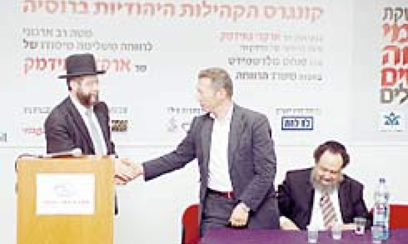 הרב פנחס גולדשמיט עם פטרונו ארקדי גיידמאק
