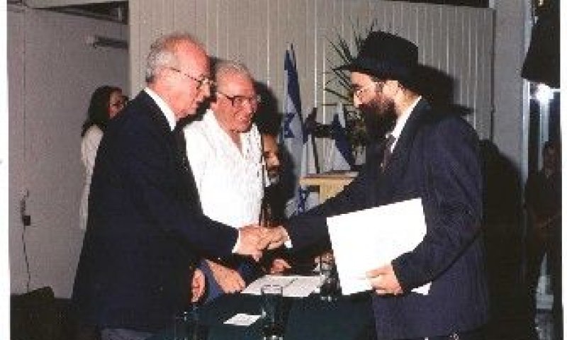 רבין מעניק את 'פרס ראש הממשלה' למשורר עוזר