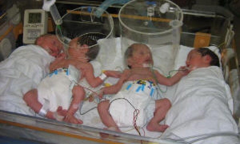 רביעיית התינוקות ב'ביקור חולים'. צילום: דובר בית החולים